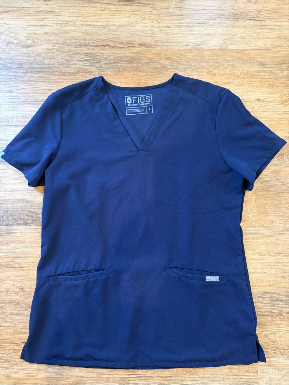FIGS Women's V-Neck Short Sleeve Scrub Top in Navy Small